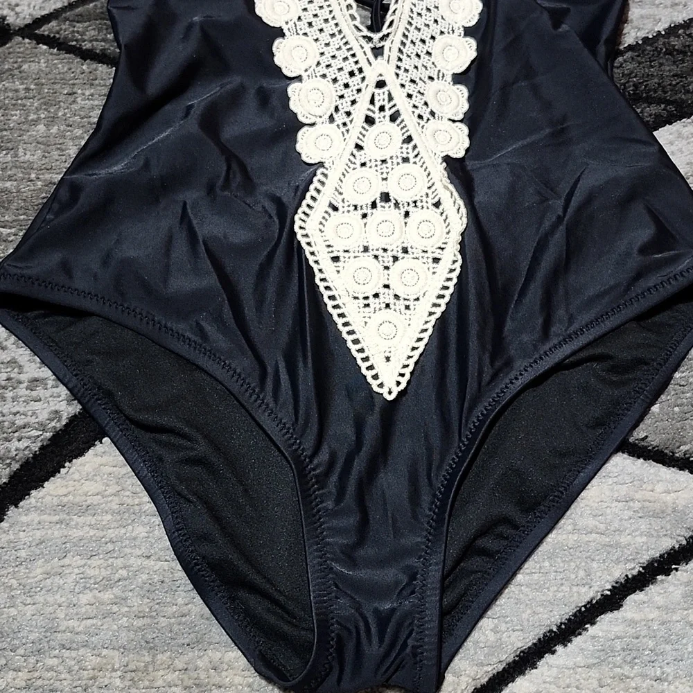 KONA SOL BLACK & CREAM CROCHET PLUNGE ONE-PIECE HALTER SWIMSUIT MEDIUM